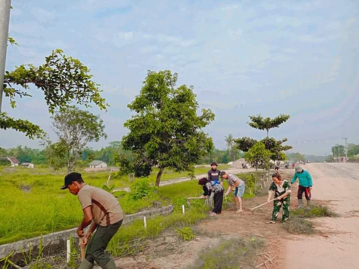 Pemdes Beserta Warga Gedung Boga Lakukan Pembersihan Area Balai Desa